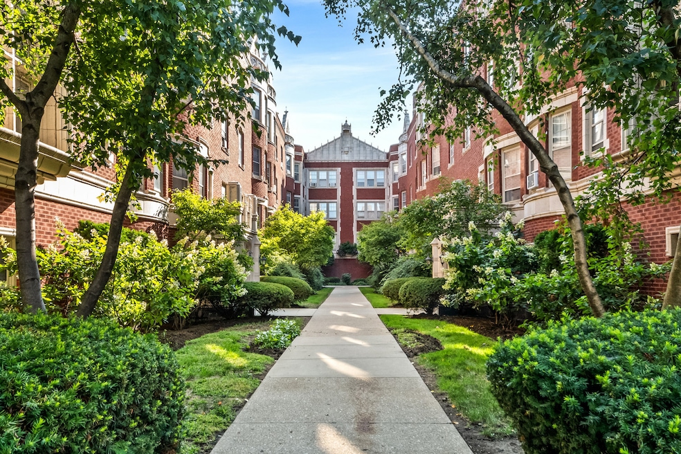 212 N Oak Park Ave unit 2EE, Oak Park, IL 60302 - photo 1