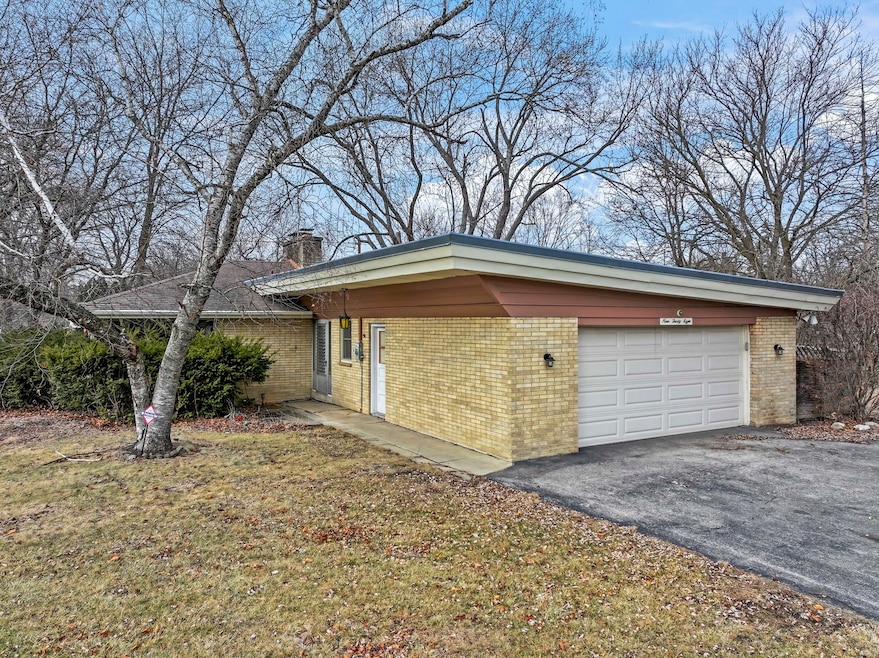 938 Hillcrest Rd, Elgin, IL 60123 - photo 1