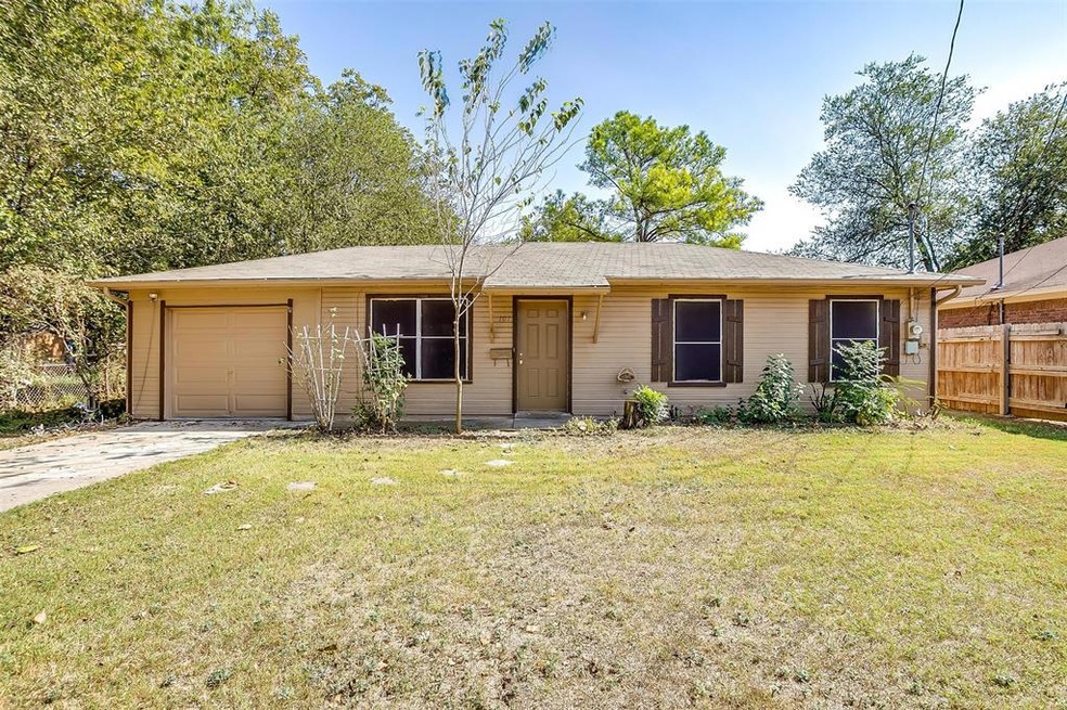 707 W Lone Star Ave, Cleburne, TX 76033 - photo 1