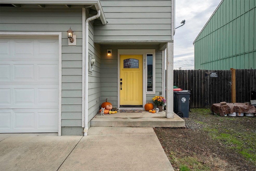 887 Silver Fox Dr, Central Point, OR 97502 - photo 1