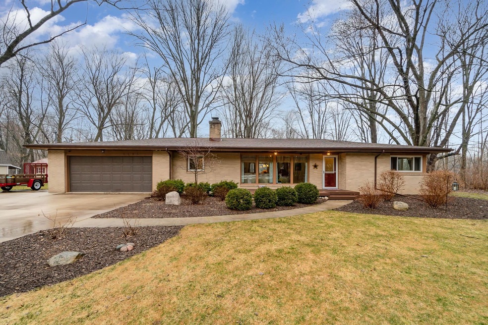 1195 E Phillips Ct, Midland, MI 48640 - photo 1