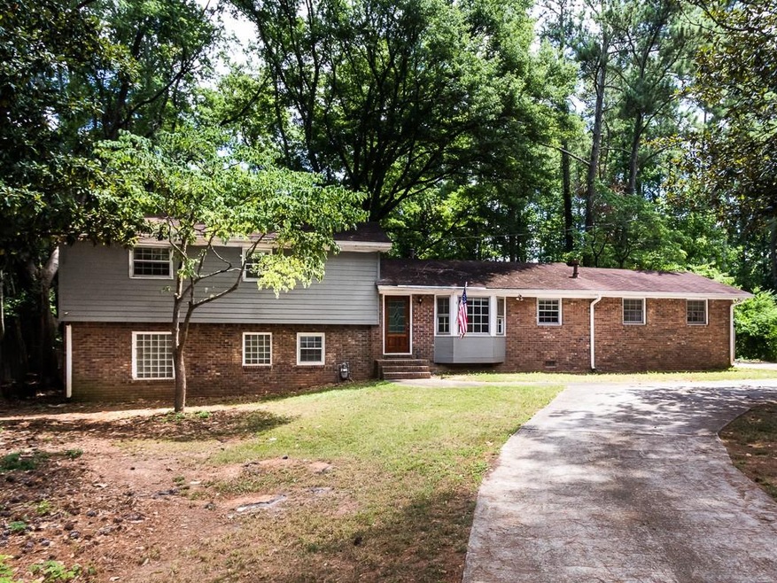 Spacious family home on large lot!