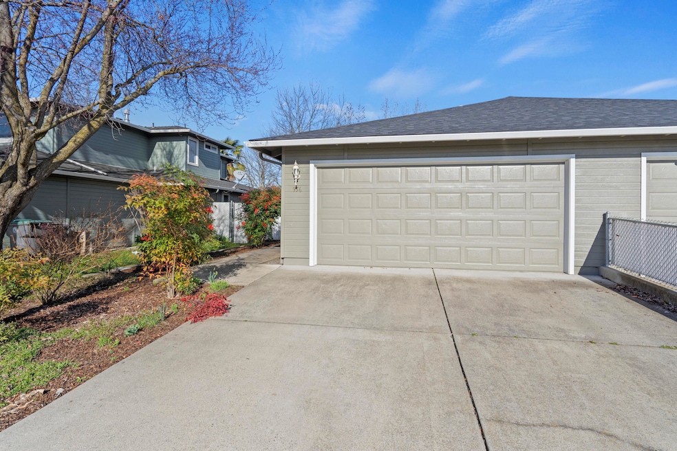 956 Glengrove Ave, Central Point, OR 97502 - photo 1