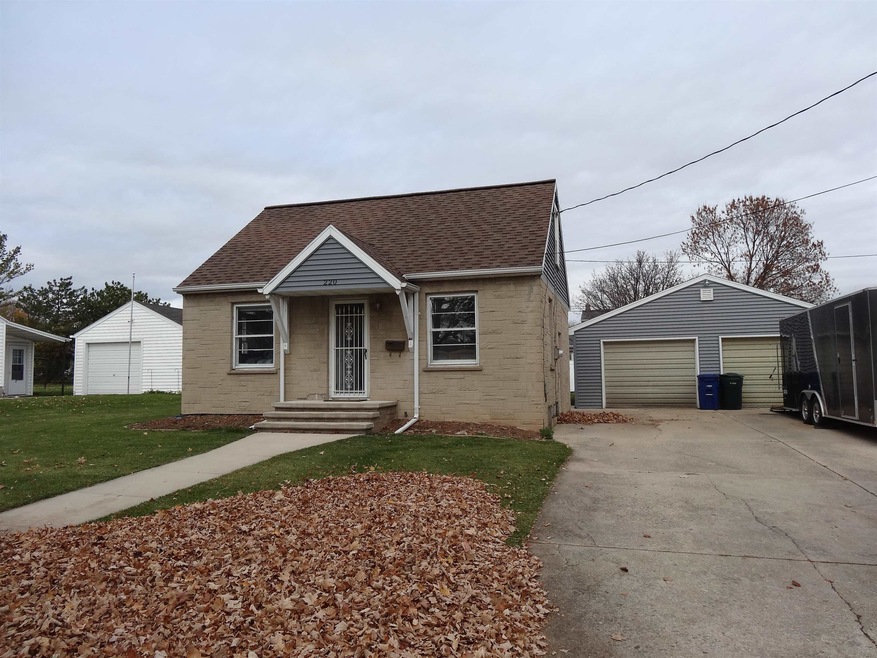 220 Kamps St, Combined Locks, WI 54113 - photo 1