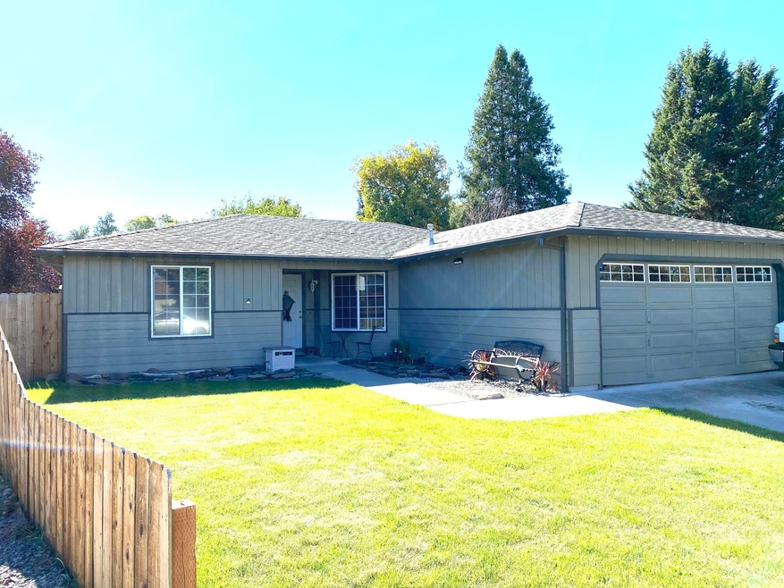 104 Shadowwood Ct, Central Point, OR 97502 - photo 1