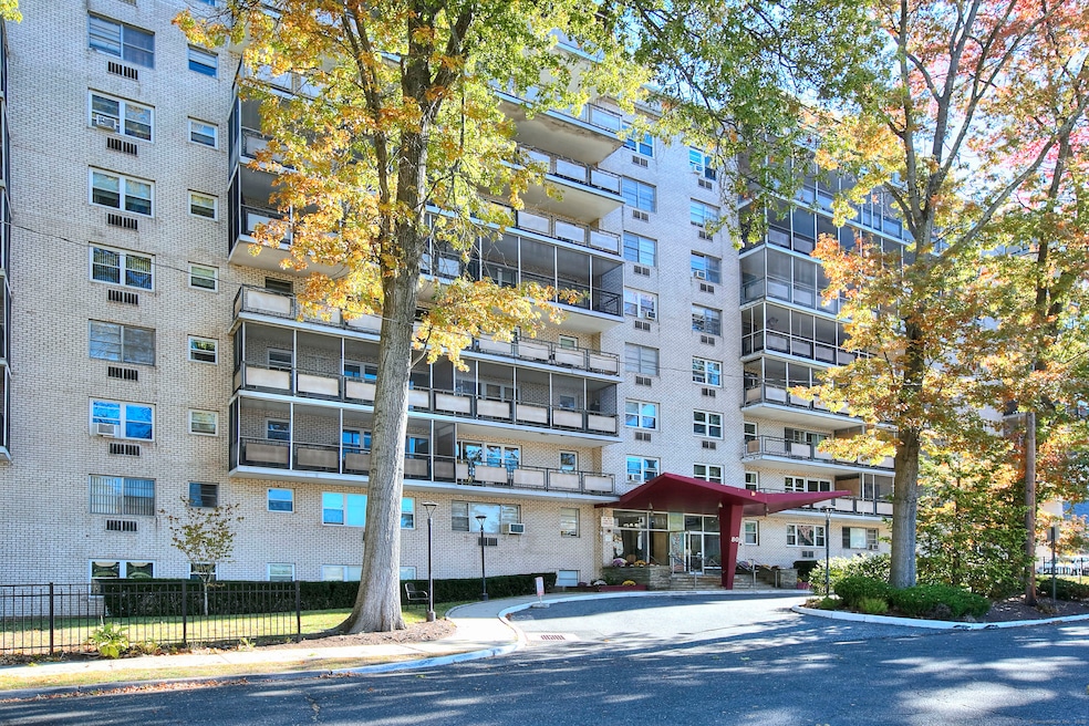 Cartwright Towers II unit 8J, Bridgeport, CT 06604 - photo 1