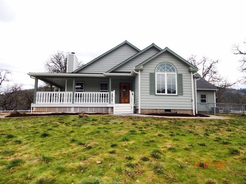 8685 John Day Dr, Central Point, OR 97502 - photo 1