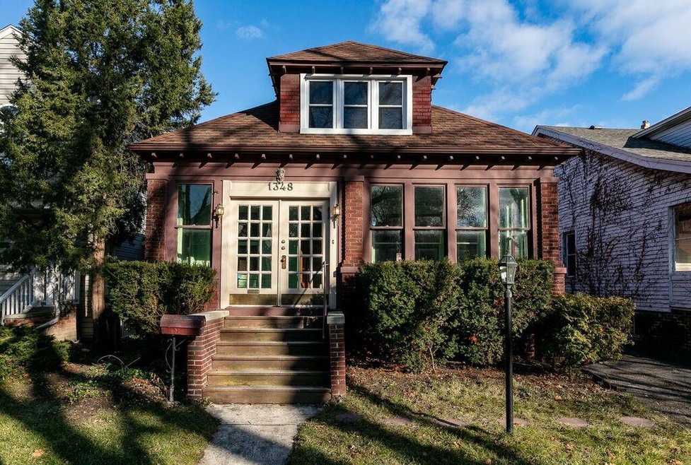 1348 Lakepointe St, Grosse Pointe Park, MI 48230 - photo 1