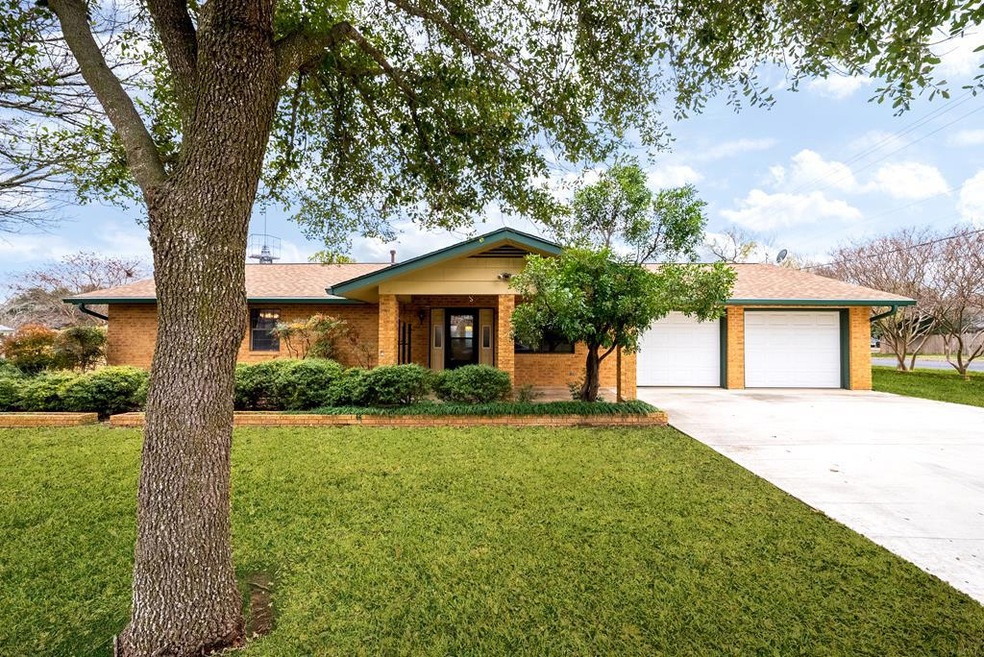 101 E Grothe St, Fredericksburg, TX 78624 - photo 1