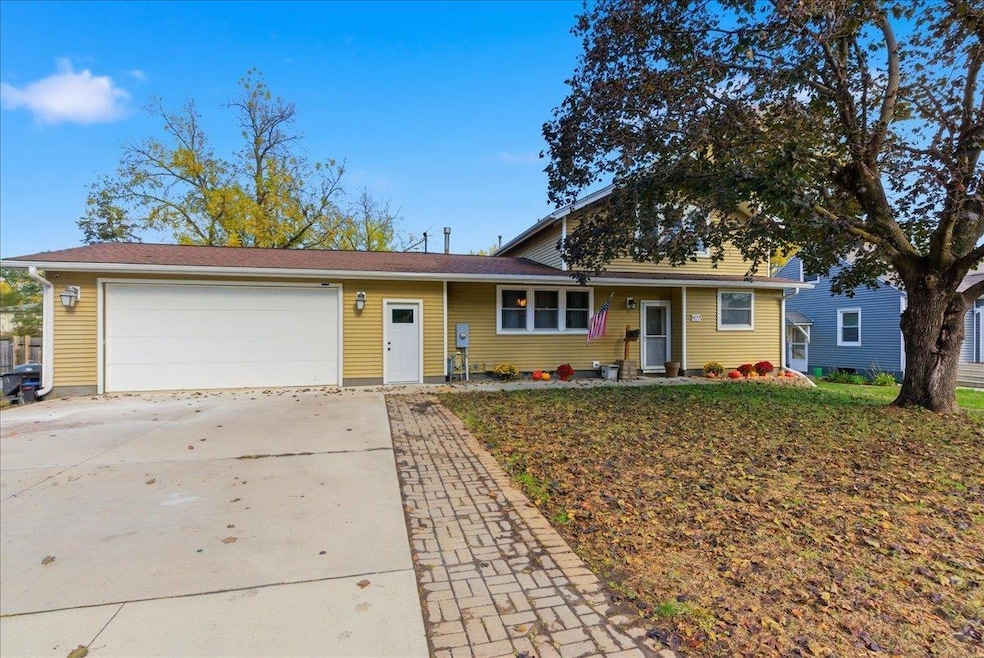 927 W 14th St, Cedar Falls, IA 50613 - photo 1