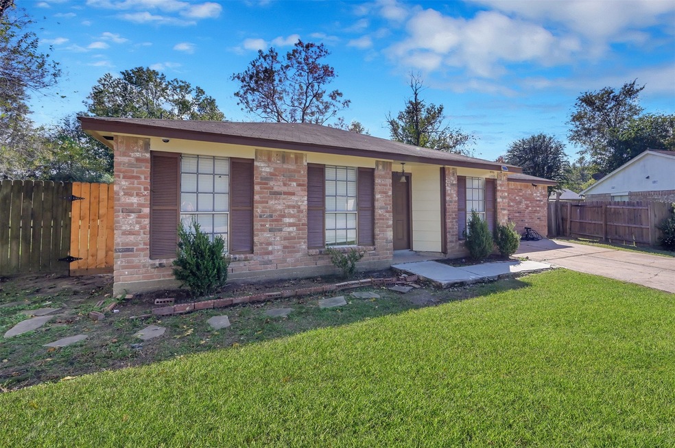 1018 Surrey Ct, Tomball, TX 77375 - photo 1