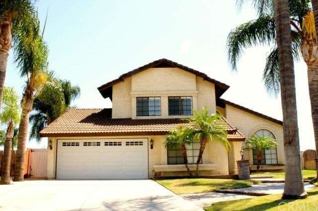 The palm tree-framed front