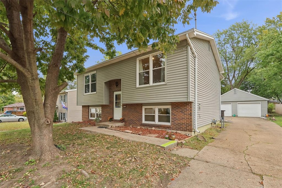 3929 53rd St, Des Moines, IA 50310 - photo 1