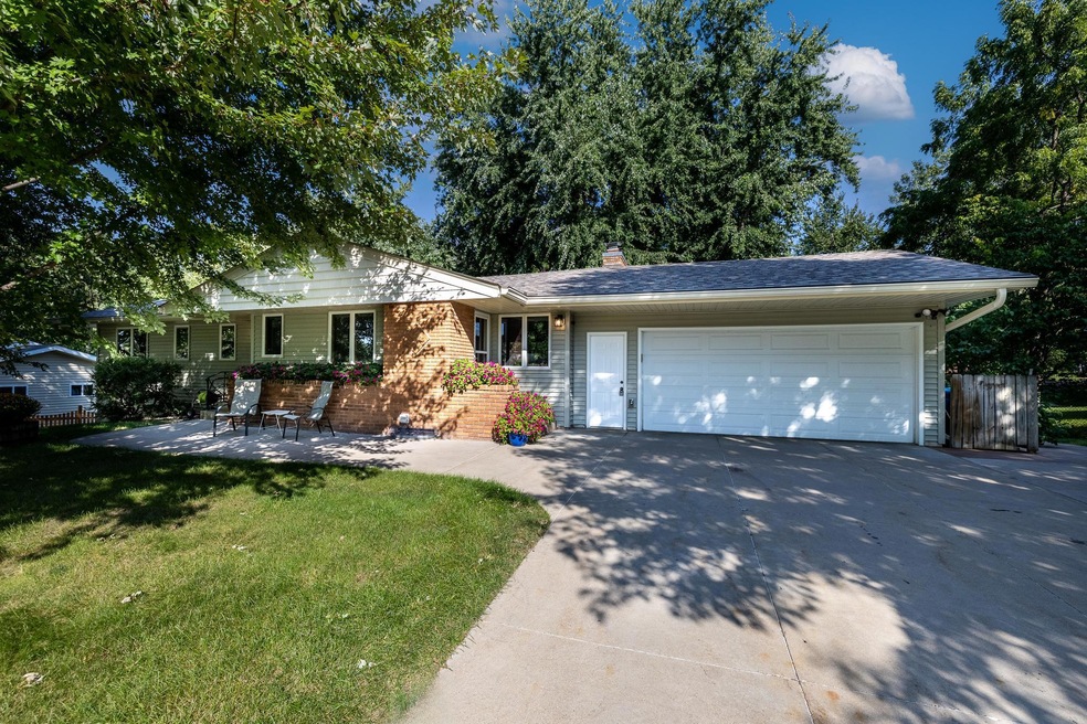 4261 Queens Way, Minnetonka, MN 55345 - photo 1