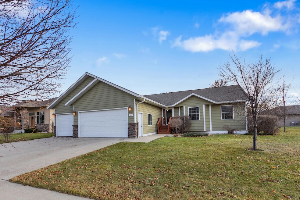 1415 Nicklaus Dr, Aberdeen, SD 57401 - photo 1