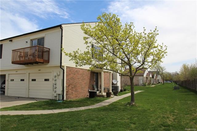Corner upper unit with nice backyard