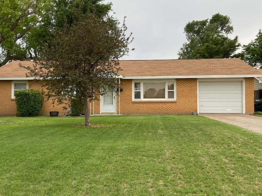 121 S Adams St, Hugoton, KS 67951 - photo 1