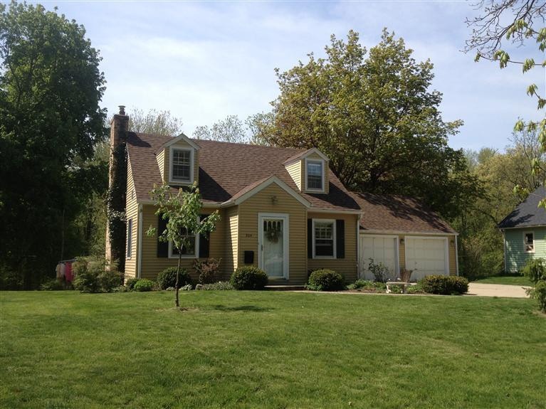 304 Washington St, Chelsea, MI 48118 - photo 1