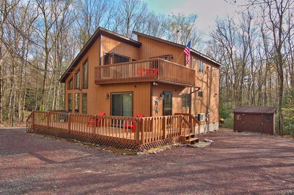 3BD/2BTH Contemporary w/ an open floorplan w/ 2 de