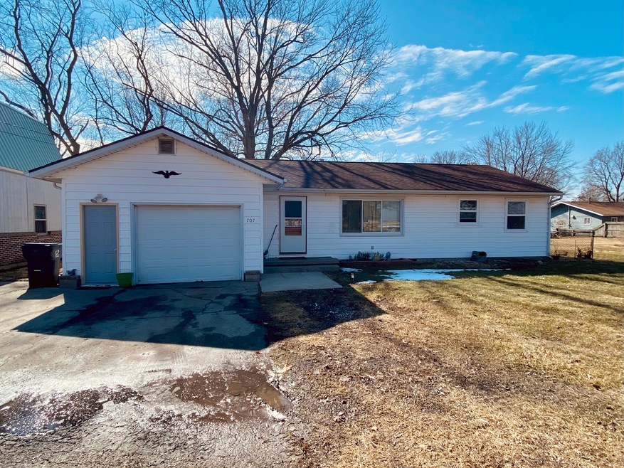 707 E North Line Rd, Tuscola, IL 61953 - photo 1