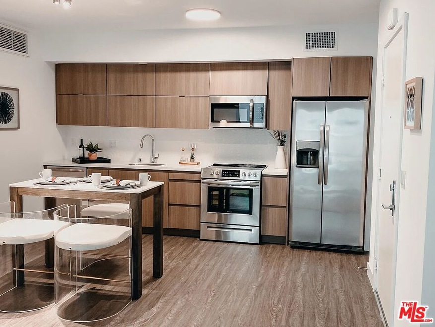 700 S Manhattan Place unit 513, Los Angeles, CA 90005 - photo 1