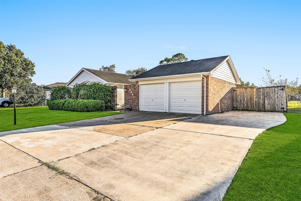 644 E Castle Harbour Dr, Friendswood, TX 77546 - photo 1