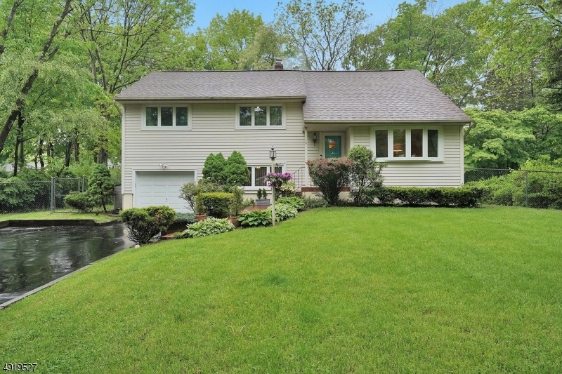 4 Maxine Dr, Morristown, NJ 07960 - photo 1