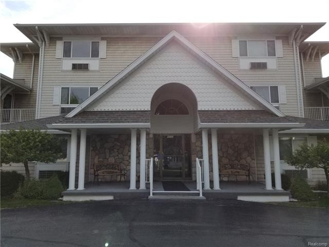 SPOTLESS 2 BEDROOM CONDO OVERLOOKING LAKE HURON