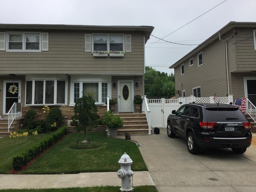 2039 S Railroad Ave, Staten Island, NY 10306 - photo 1