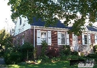 960 Plane Ave, Franklin Square, NY 11010 - photo 1