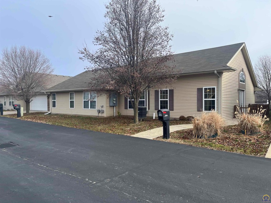 3320 SW Lajolla Rd, Topeka, KS 66614 - photo 1