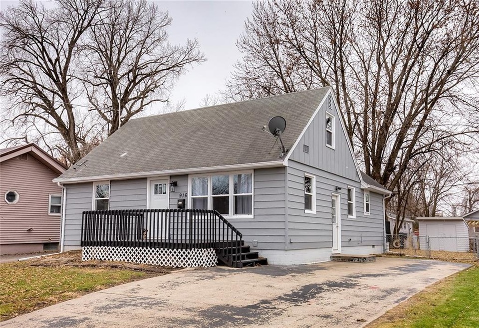 916 E 22nd Ct, Des Moines, IA 50317 - photo 1