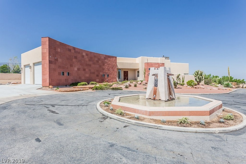Main house exterior - Enter and drive around fount