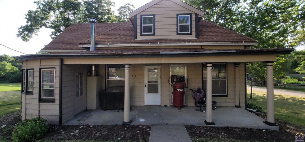 201 S 3rd St, Mayetta, KS 66509 - photo 1