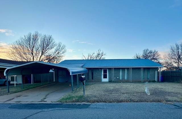 927 Erie St, Alva, OK 73717 - photo 1