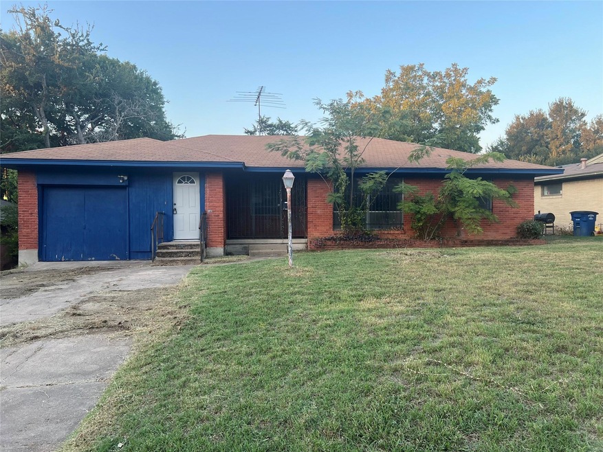Ranch-style house featuring a garage and a front l