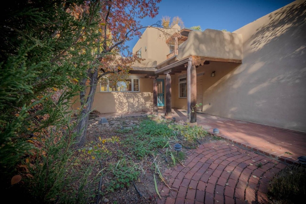 510 Dolan St, Taos, NM 87571