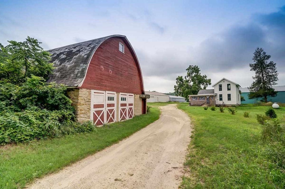 W1565 State Road 92, Brooklyn, WI 53521 - photo 1