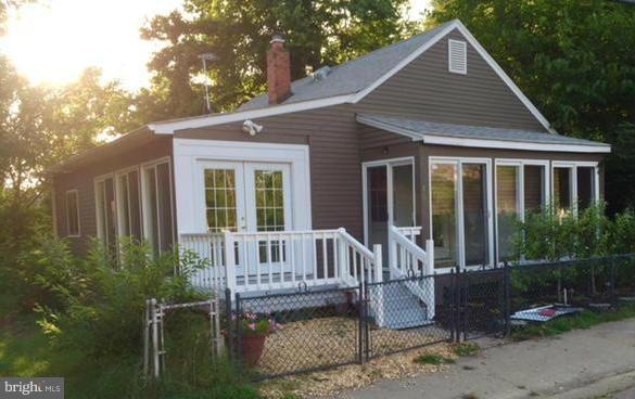 10 Washington Ave, Colonial Beach, VA 22443 - photo 1