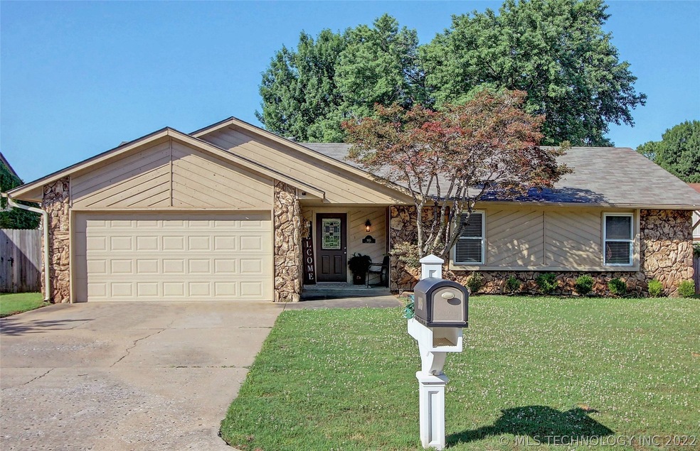 905 West Park Court.  Culdesac Lot.  Nicely update