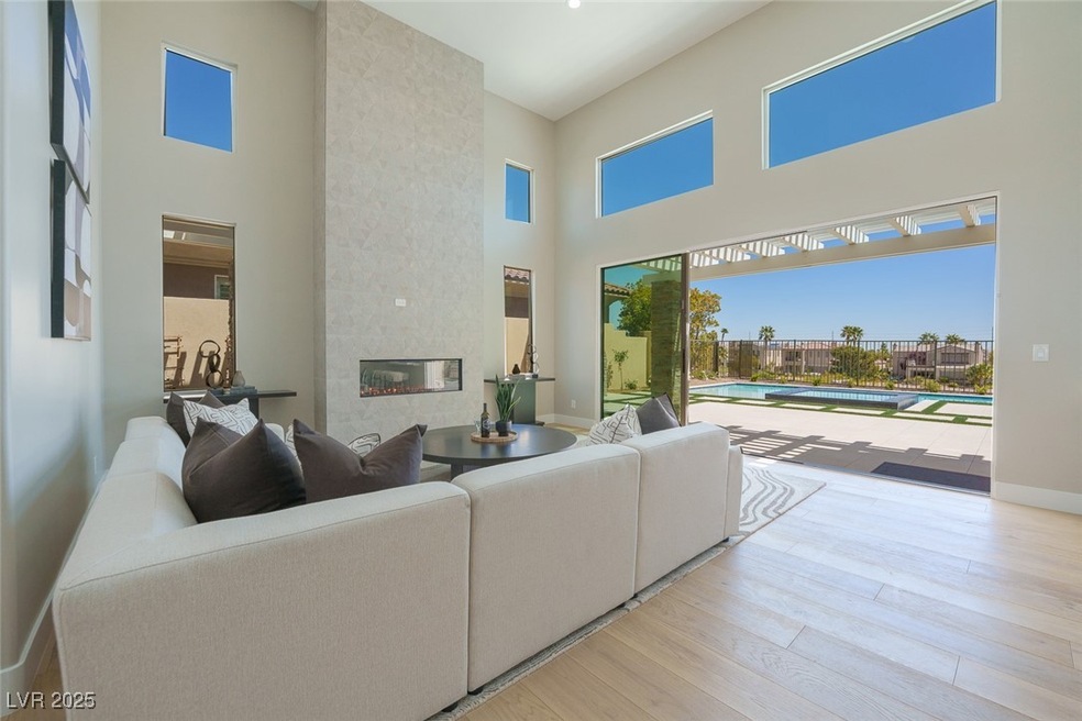 20' ceilings , new slider glass doors with transit