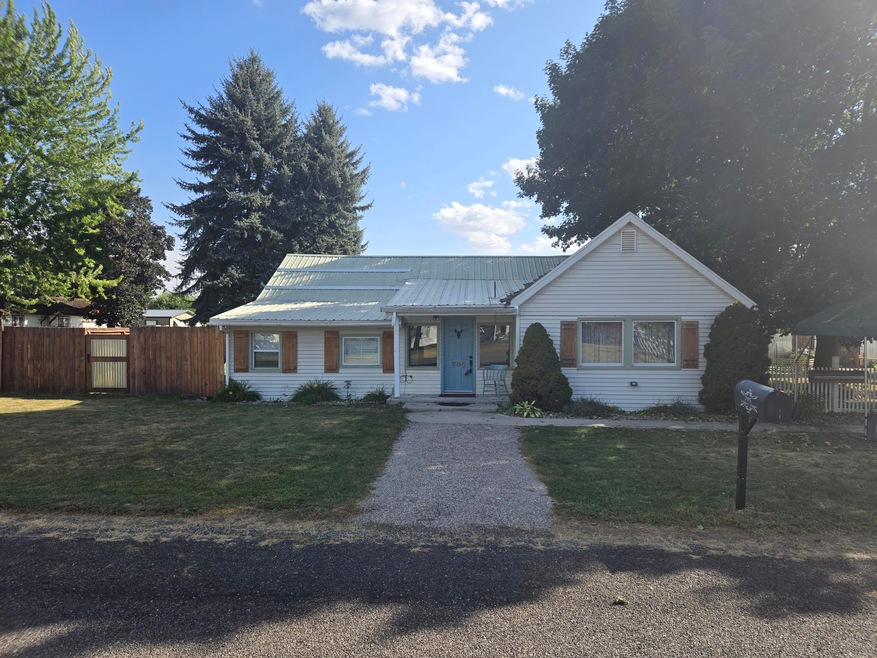 705 W Robert Ave, Chewelah, WA 99109 - photo 1