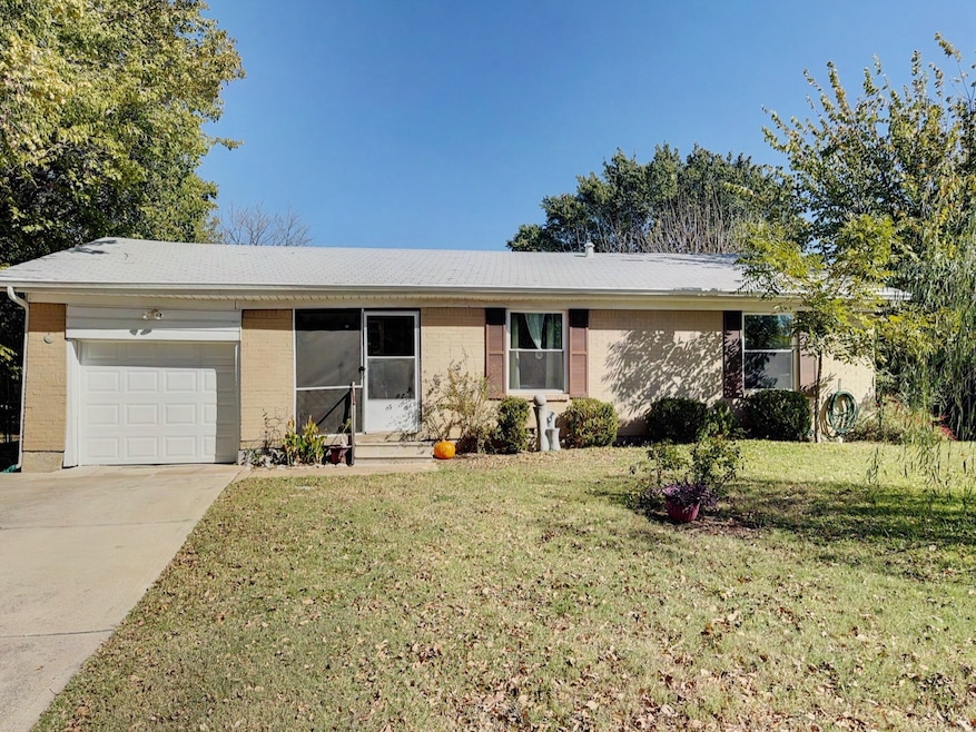 2015 Meadow Ln, Arlington, TX 76010 - photo 1