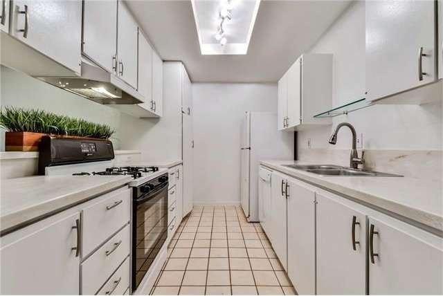 Gorgeous kitchen with easy-care Corian counter, ga