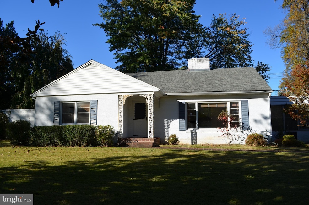 6636 Beacon Ln, Falls Church, VA 22043 - photo 1