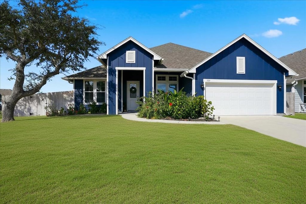 121 Norwood Oaks Dr, Rockport, TX 78382 - photo 1