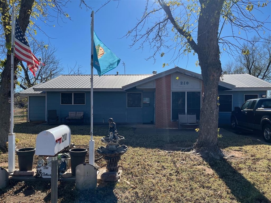 210 Hoover Cir, Elk City, OK 73644 - photo 1