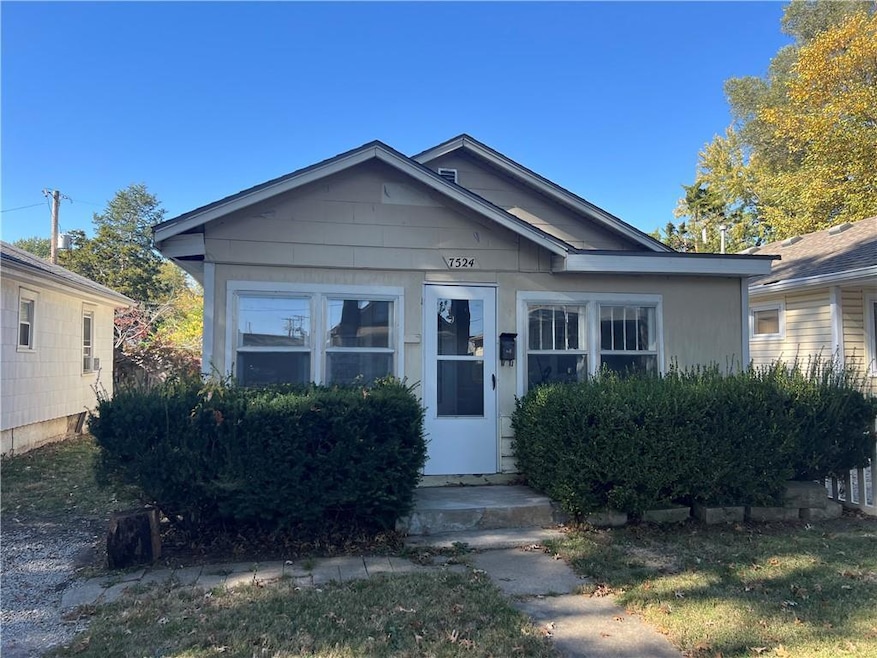 7524 Pennsylvania Ave, Kansas City, MO 64114 - photo 1