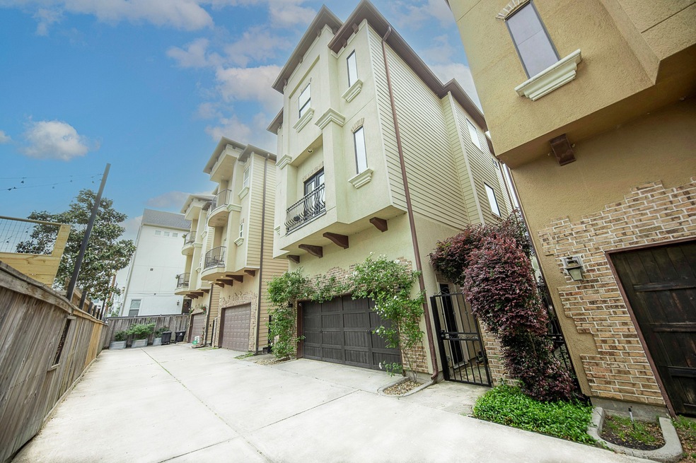 Welcome to 1239 W. 22nd street! Three bedrooms wit