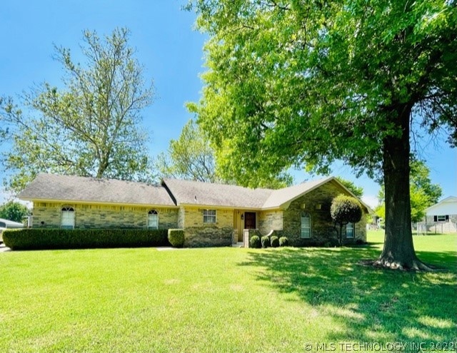 4 Town And Country Cir, Ardmore, OK 73401 - photo 1